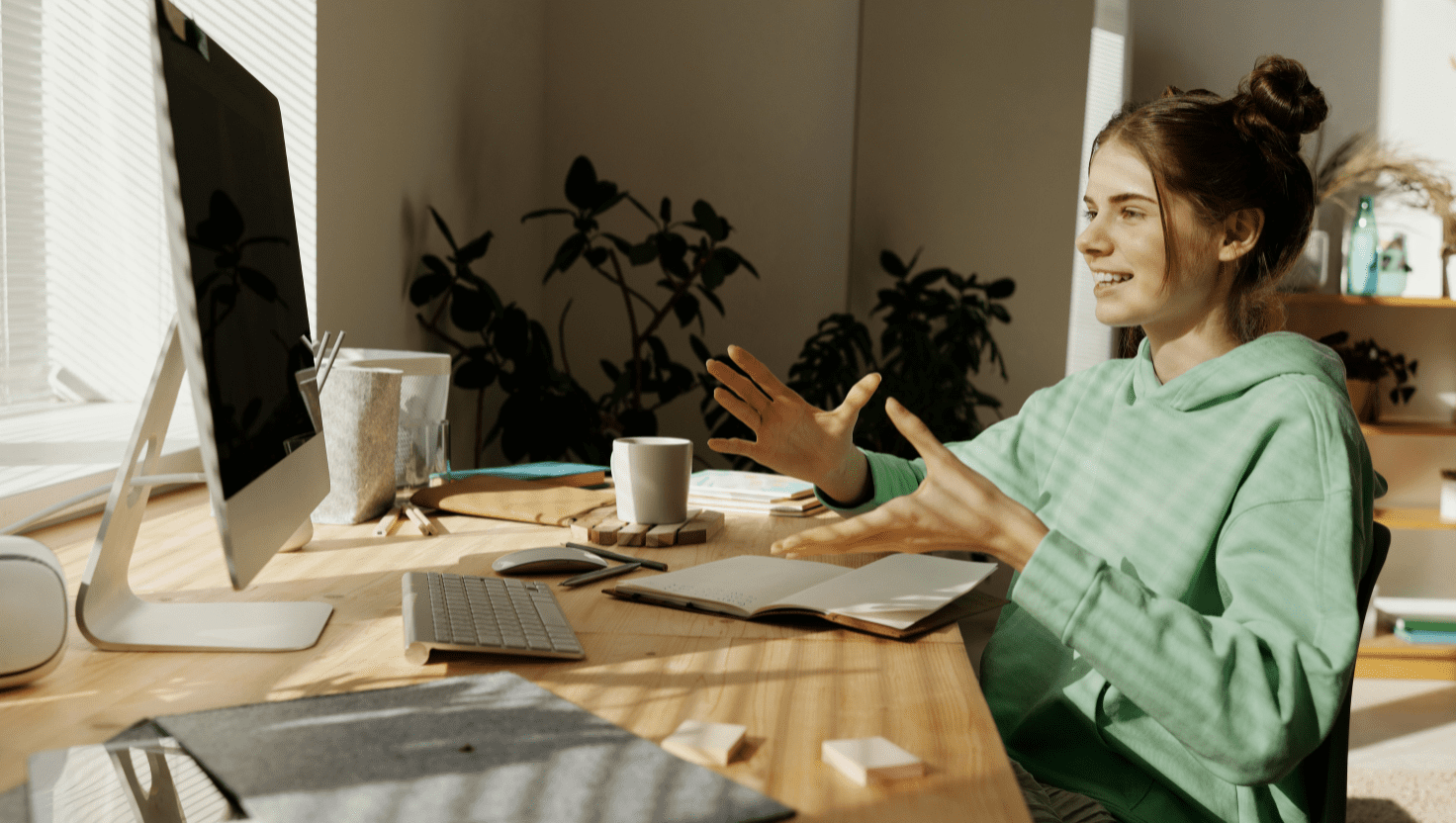 Pessoa sorrindo enquanto lê um e-mail em seu celular, com elementos gráficos de envelope digital e notificações interativas para transmitir modernidade e conexão.