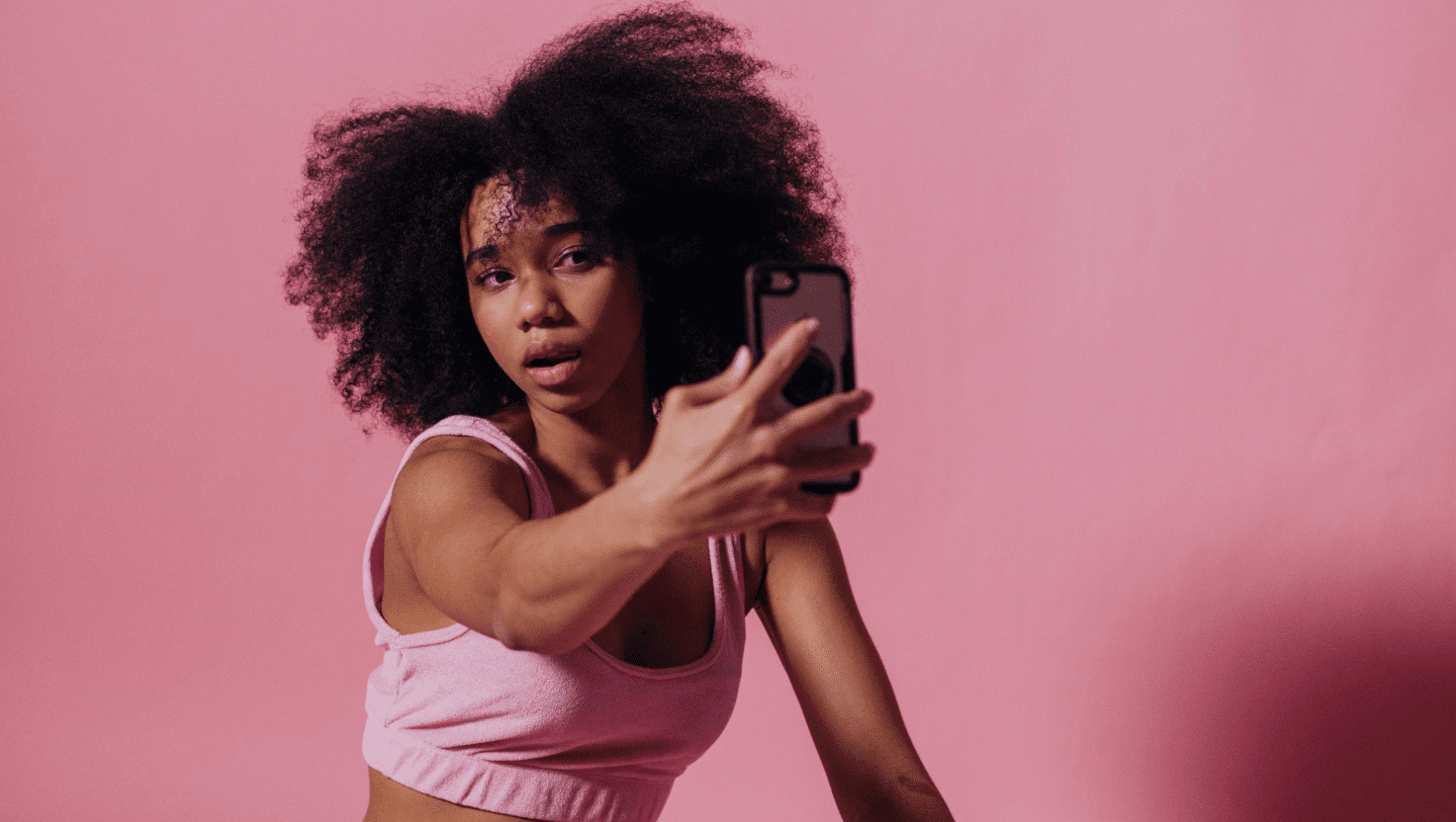 Clientes criando conteúdo UGC para redes sociais da marca